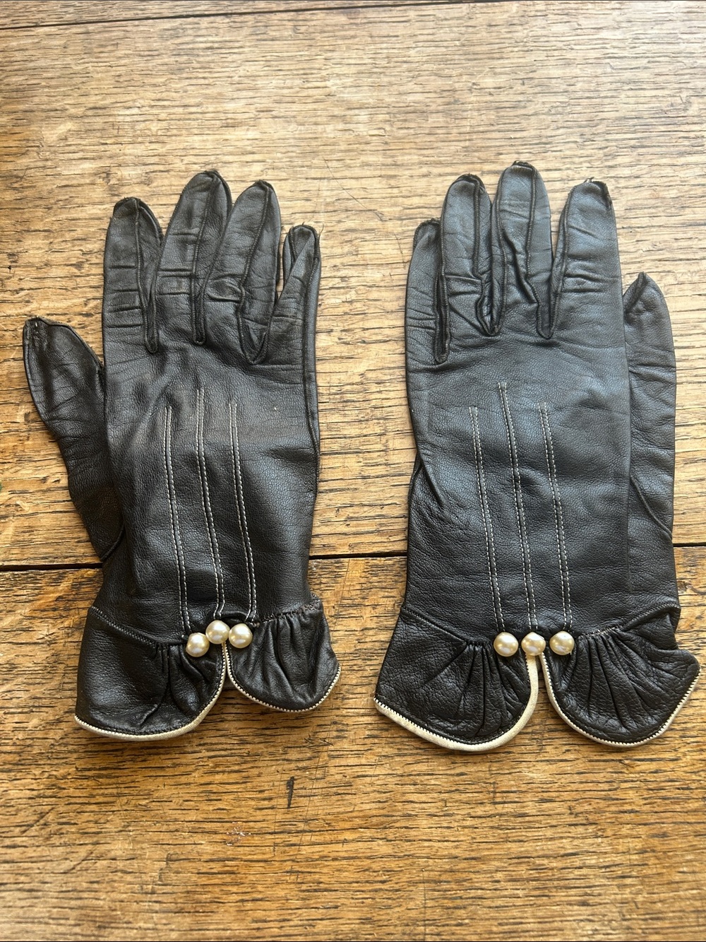 Vtg. Unbranded Mid Century Modern Ladies Dress Gloves W/ Pearls Details On Cuff.